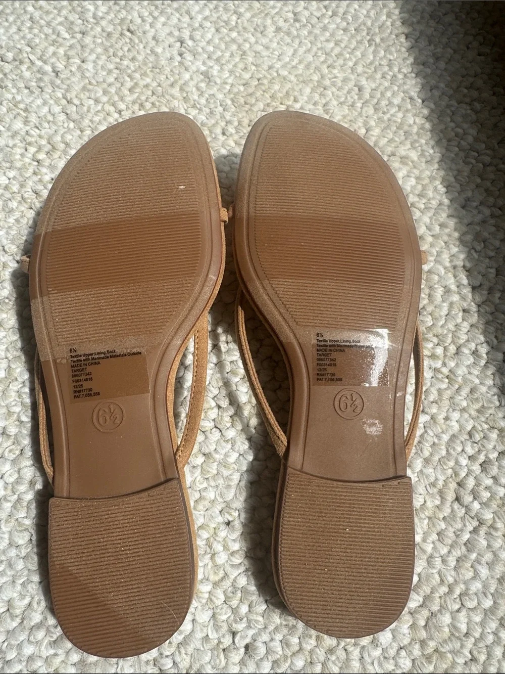 Universal Thread Tan Faux Suede Thong Sandals with Gold Disc Accent size 6.5